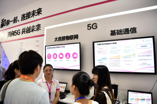 參觀者在中國移動展臺了解該公司在5G技術(shù)研發(fā)方面的成果。